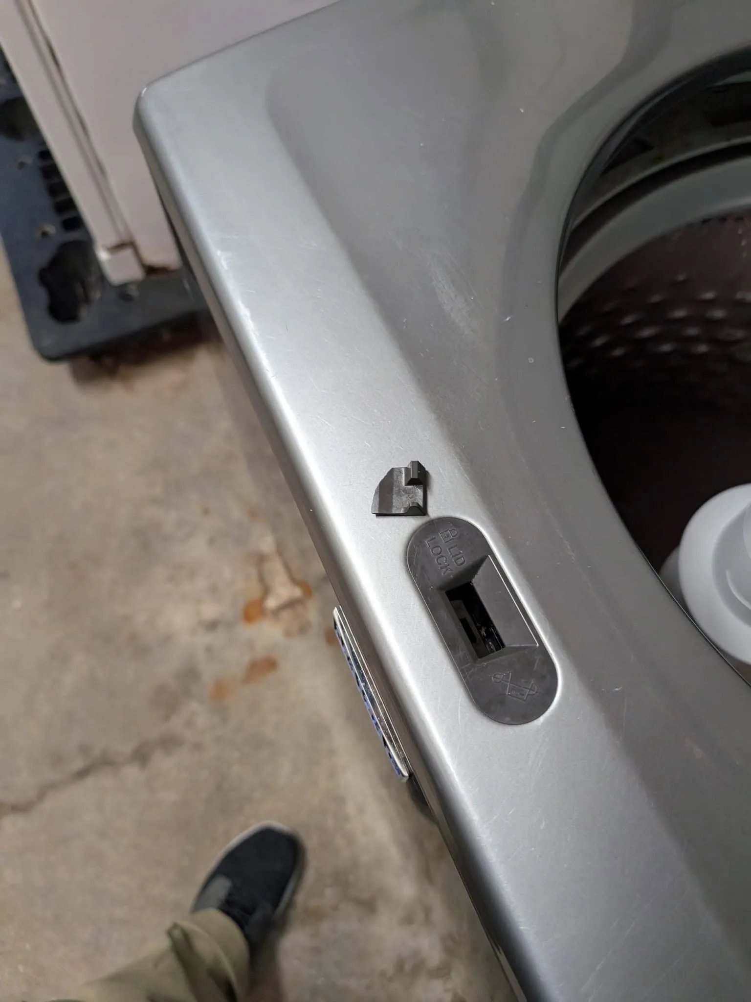 dishwasher-door-latch-close-up